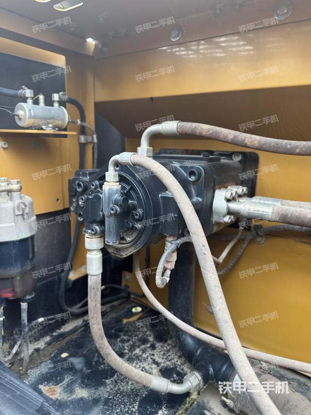 液壓泵艙室正面整體（整機外觀）