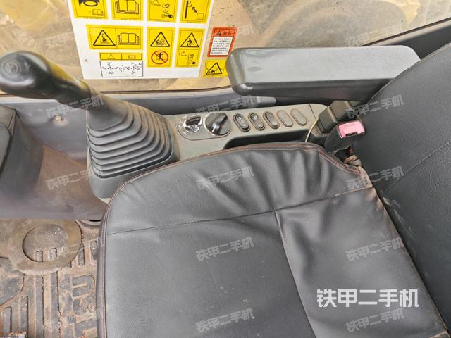 座椅右側(cè)控制臺(tái)/鑰匙門/油門/含右手柄（駕駛室部分）