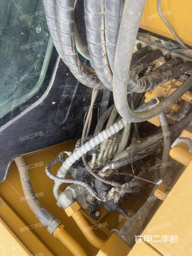 回轉(zhuǎn)馬達(dá)和主控閥（整機(jī)外觀）