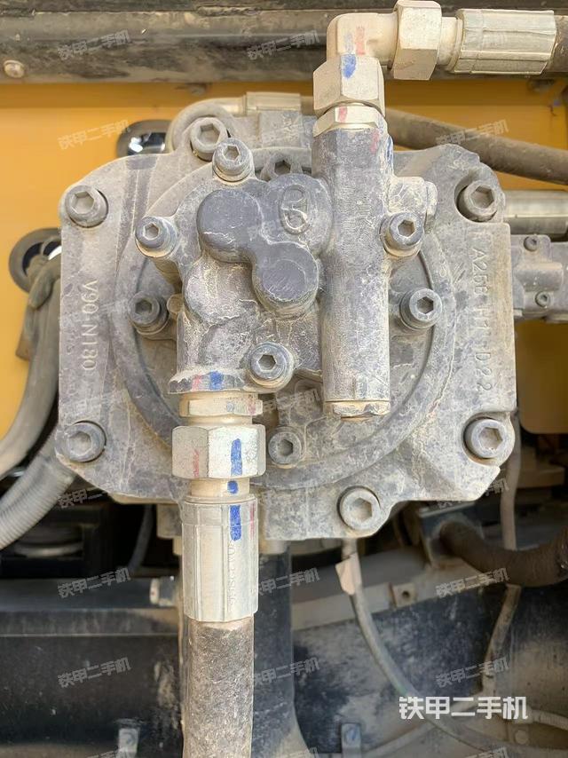 液压泵舱室正面整体（整机外观）