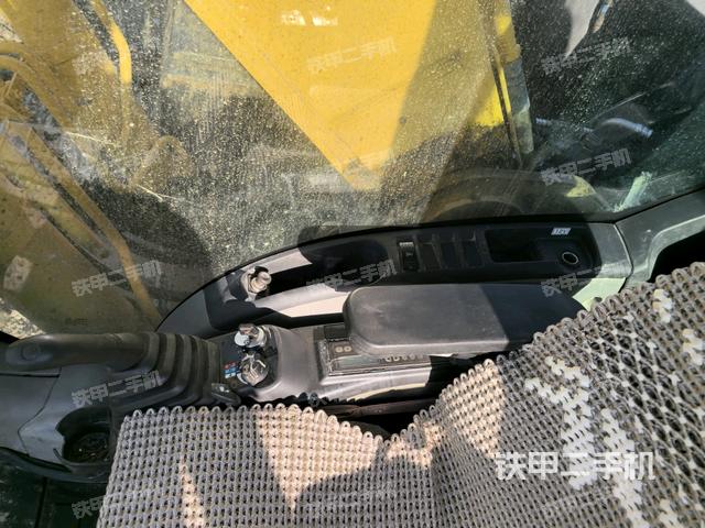 座椅右側(cè)控制臺(tái)/鑰匙門/油門/含右手柄（駕駛室部分）