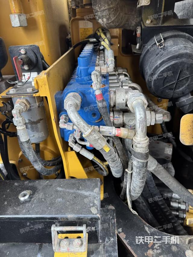 回转马达和主控阀（整机外观）