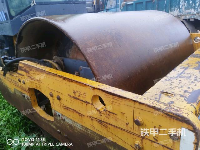 前輪右側(cè)減震塊連接及部件（壓路機前后車架）