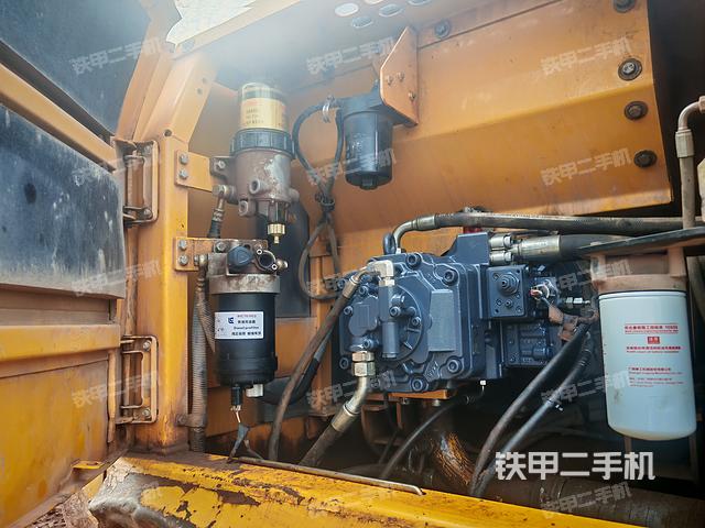 液压泵舱室正面整体（整机外观）