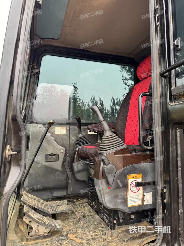 駕駛室頂部（整機外觀）