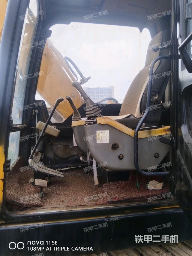 行走控制手柄和踏板 俯拍（驾驶室部分）