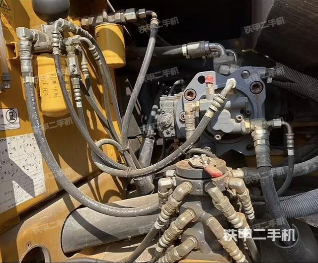 液压泵舱室正面整体（整机外观）