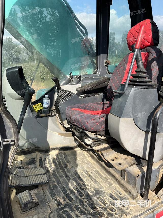 驾驶室顶部（整机外观）