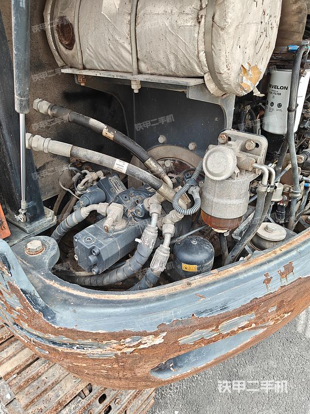 液压泵舱室正面整体（整机外观）