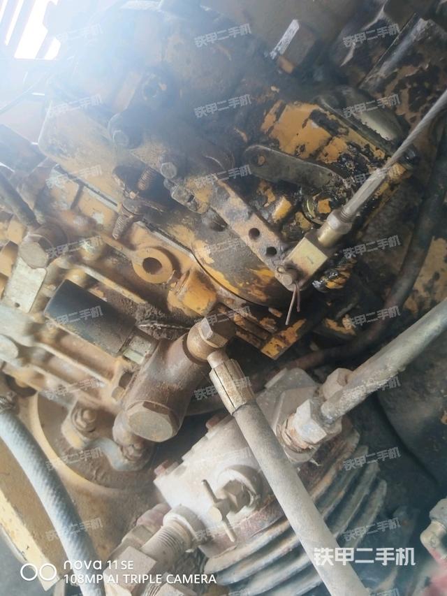 發(fā)動機左側(cè)全景（壓路機發(fā)動機艙）