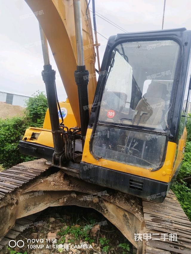 大臂油缸整体 竖拍（工作和回转装置）