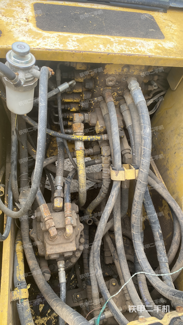 回转马达和主控阀（整机外观）