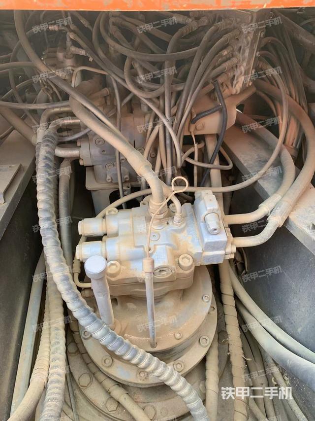 回轉(zhuǎn)馬達(dá)和主控閥（整機(jī)外觀）