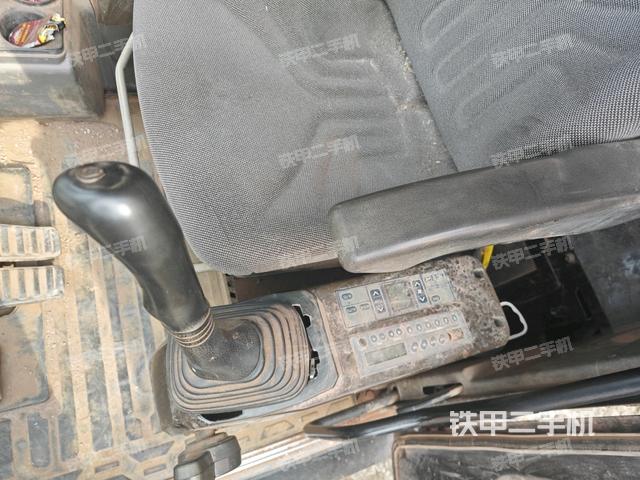 座椅左侧控制台/音响/含左手柄（驾驶室部分）