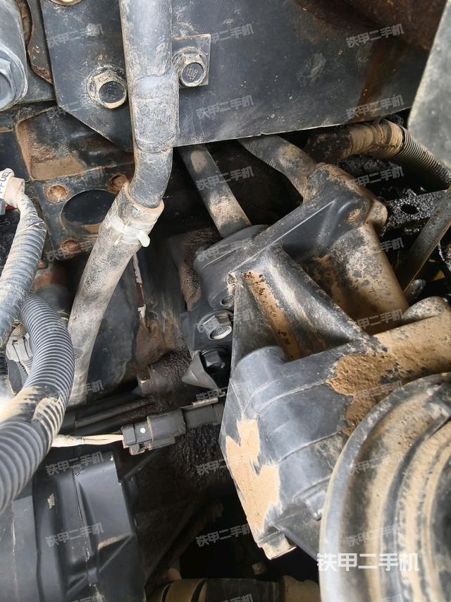 液压泵舱室正面整体（整机外观）