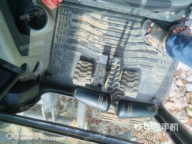 行走控制手柄和踏板?俯拍（駕駛室部分）