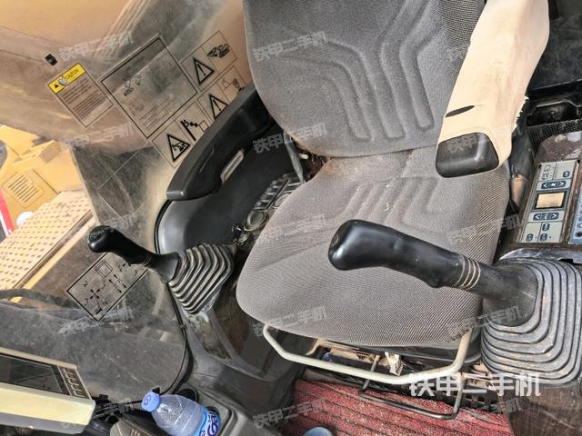 行走控制手柄和踏板 俯拍（驾驶室部分）