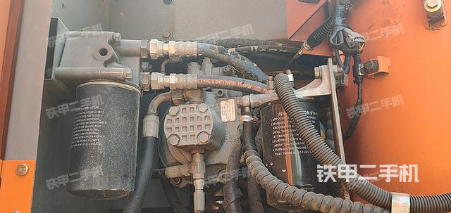 液压泵舱室正面整体（整机外观）