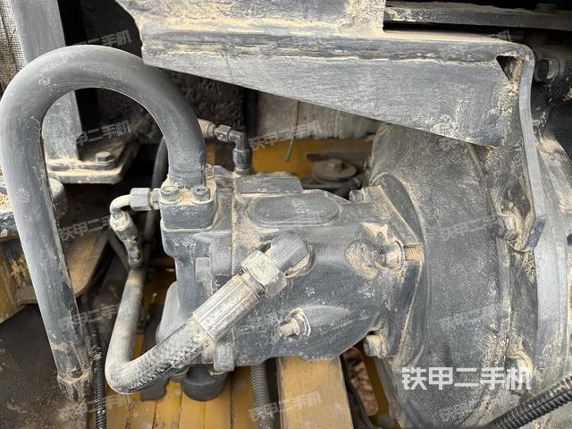 液压泵舱室正面整体（整机外观）