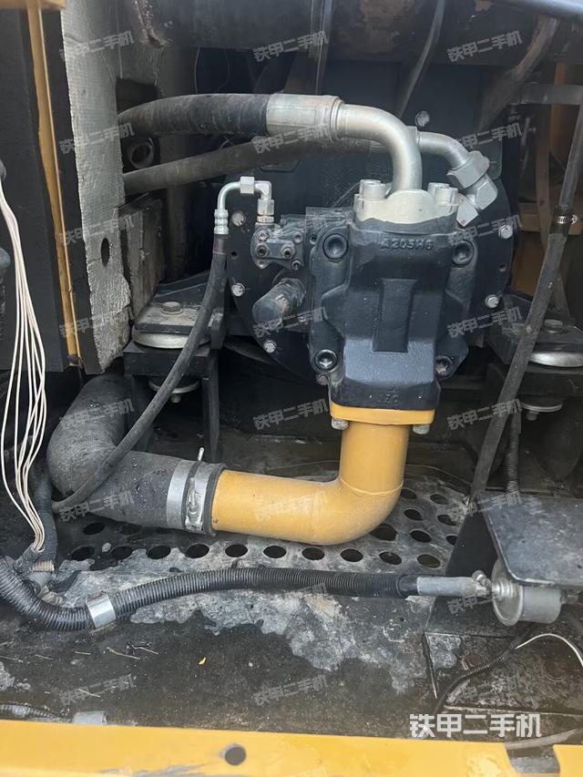 液压泵舱室正面整体（整机外观）