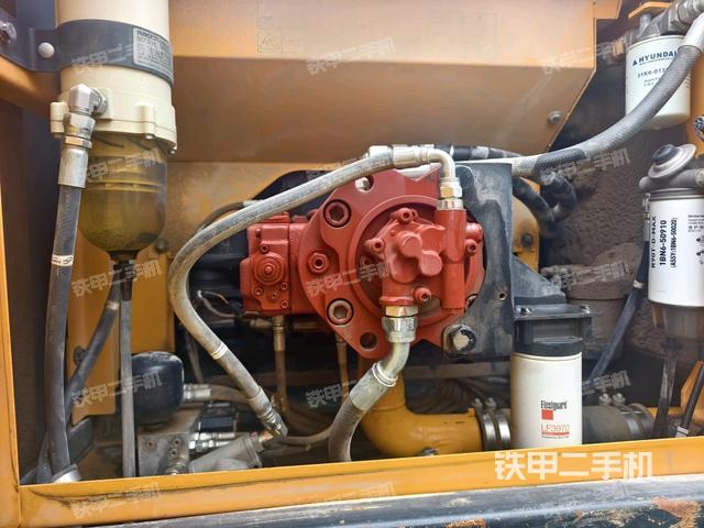 液压泵舱室正面整体（整机外观）