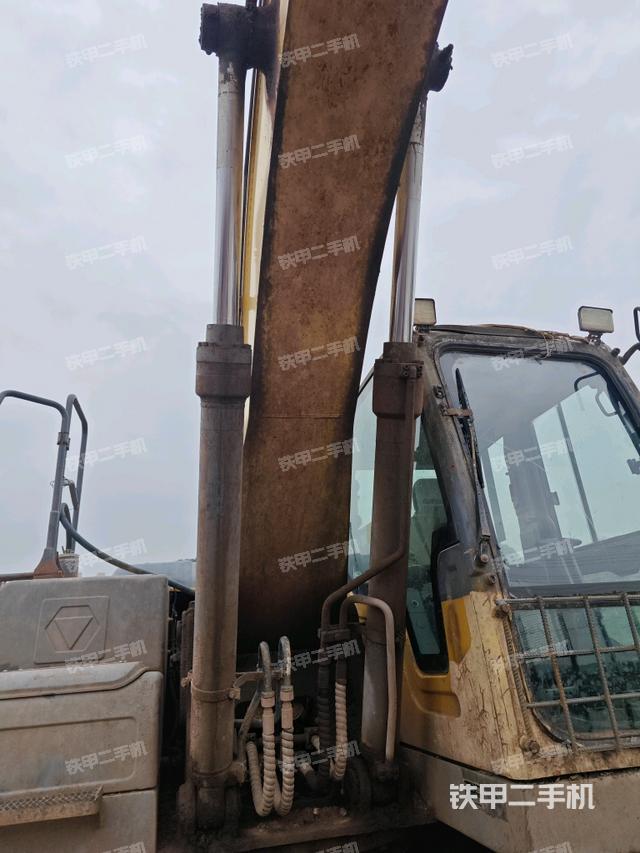 大臂油缸整体 竖拍（工作和回转装置）