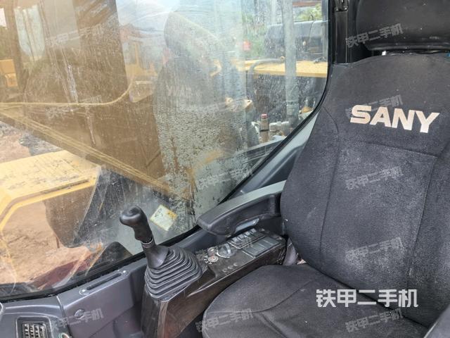 座椅右側(cè)控制臺(tái)/鑰匙門/油門/含右手柄（駕駛室部分）