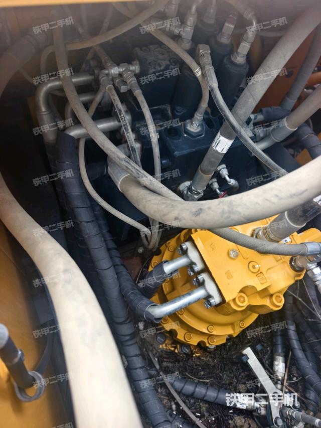 回转马达和主控阀（整机外观）