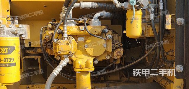 液压泵舱室正面整体（整机外观）