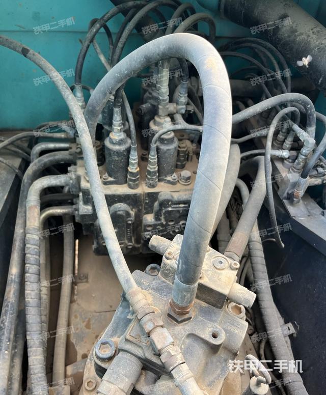 回转马达和主控阀（整机外观）