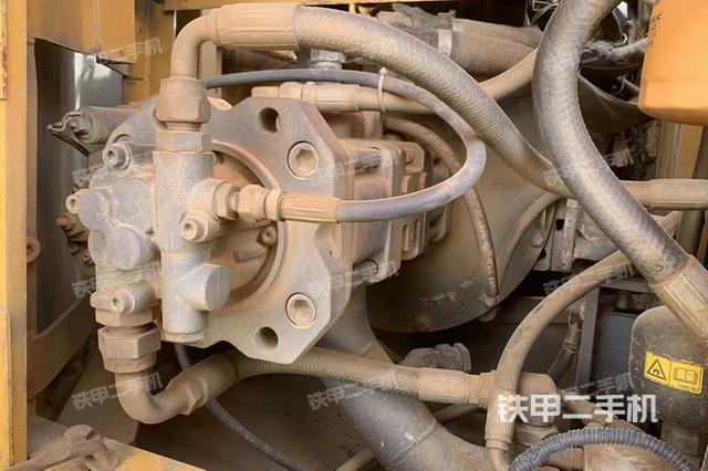 液压泵舱室正面整体（整机外观）