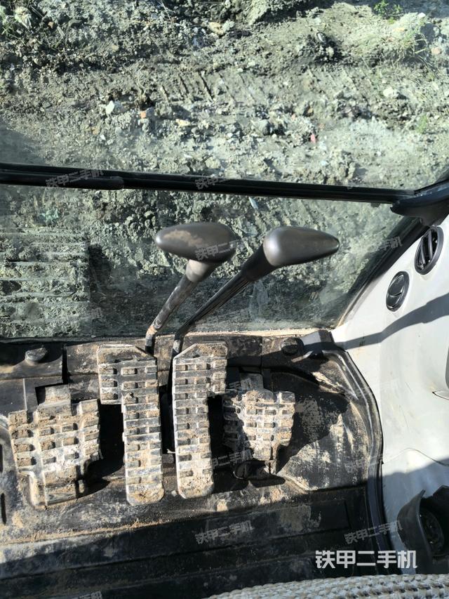 行走控制手柄和踏板?俯拍（駕駛室部分）