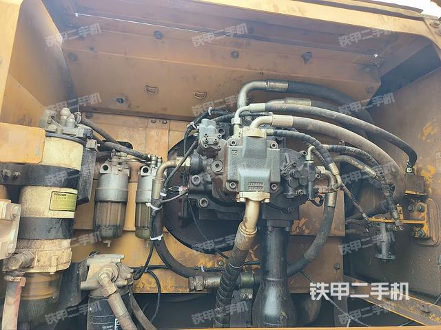 液壓泵艙室正面整體（整機外觀）