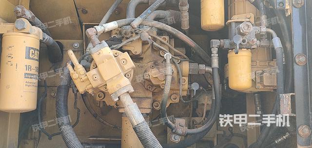 液压泵舱室正面整体（整机外观）