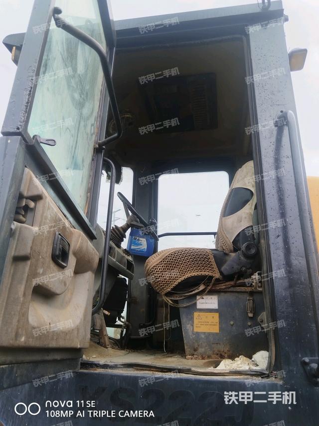 操作臺全景（壓路機駕駛室）