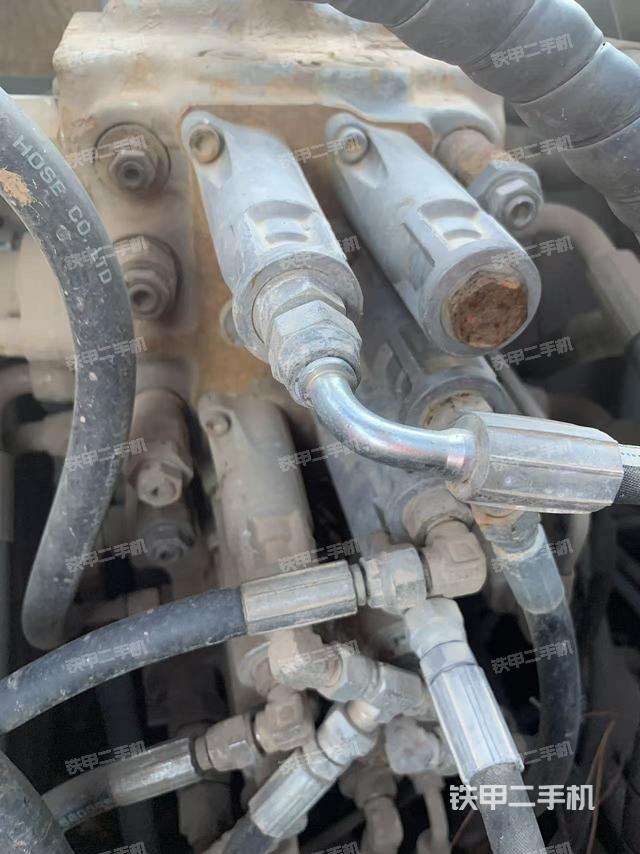 回转马达和主控阀（整机外观）