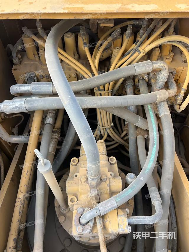 回转马达和主控阀（整机外观）