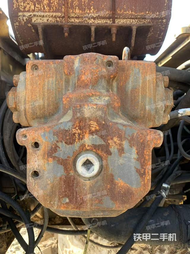 液壓泵艙室正面整體（整機外觀）