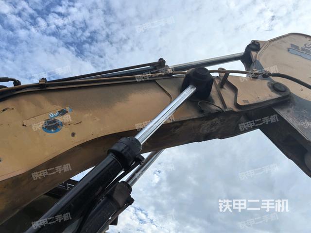 大臂油缸整体 竖拍（工作和回转装置）