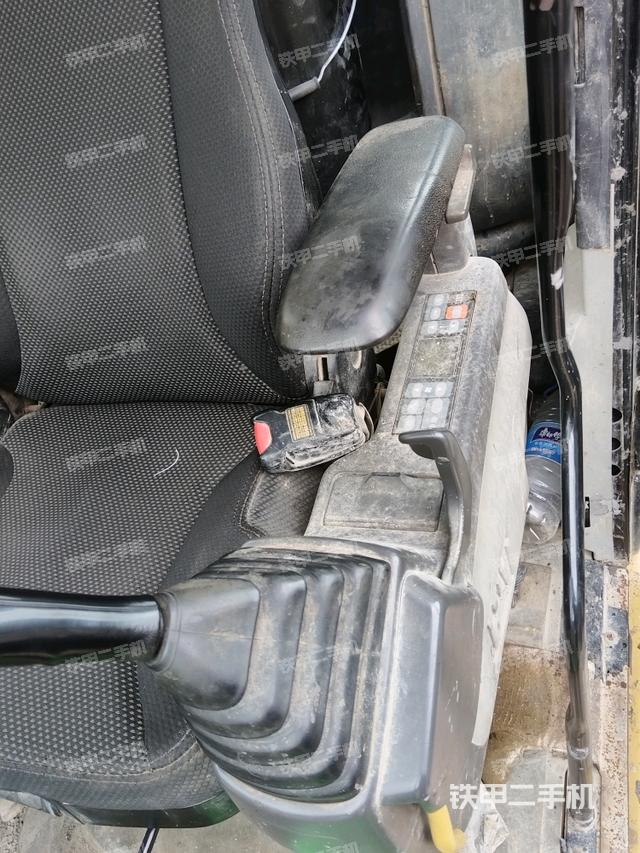 座椅右側(cè)控制臺/鑰匙門/油門/含右手柄（駕駛室部分）