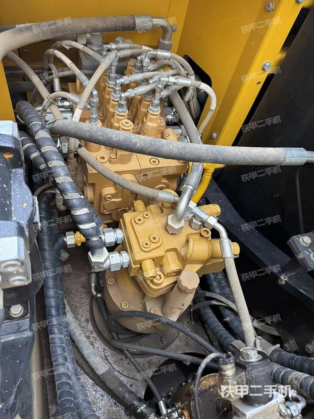 回轉(zhuǎn)馬達(dá)和主控閥（整機(jī)外觀）