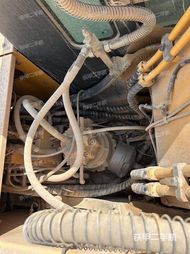 回转马达和主控阀（整机外观）