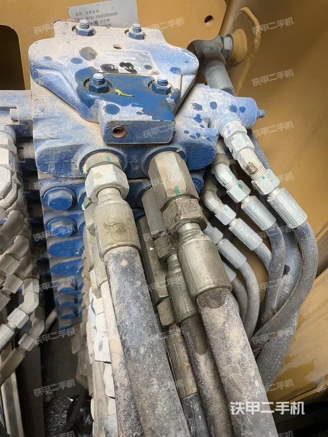 回转马达和主控阀（整机外观）