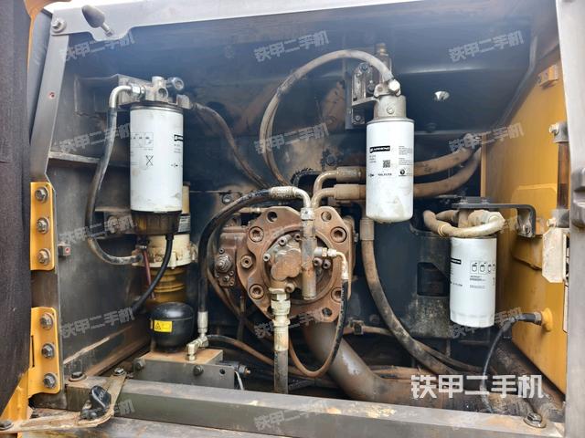 液壓泵艙室正面整體（整機外觀）