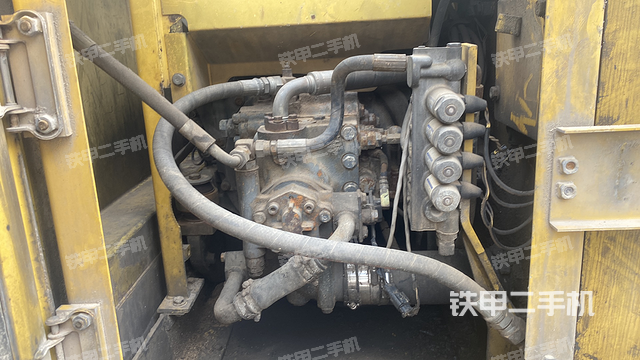 液压泵舱室正面整体（整机外观）