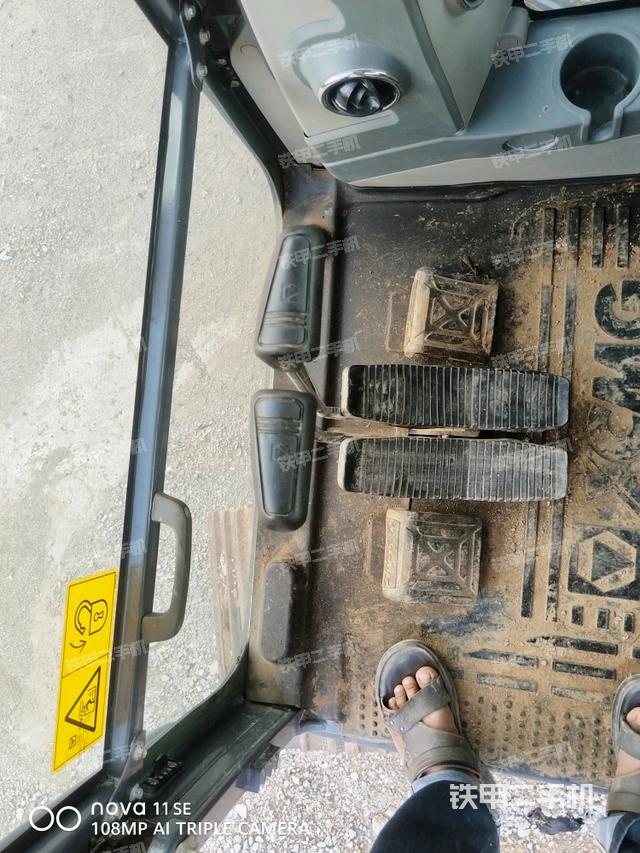 行走控制手柄和踏板?俯拍（駕駛室部分）