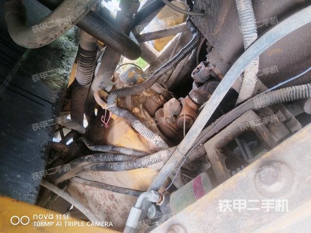 發(fā)動機艙液壓泵全景（壓路機發(fā)動機艙）