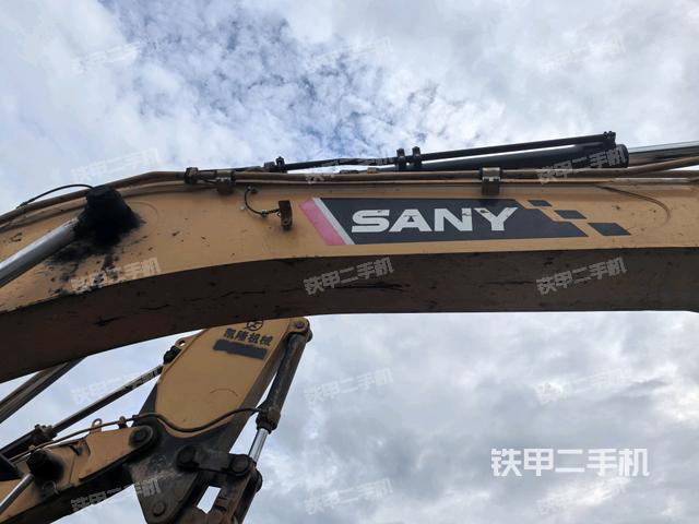 大臂油缸整体 竖拍（工作和回转装置）