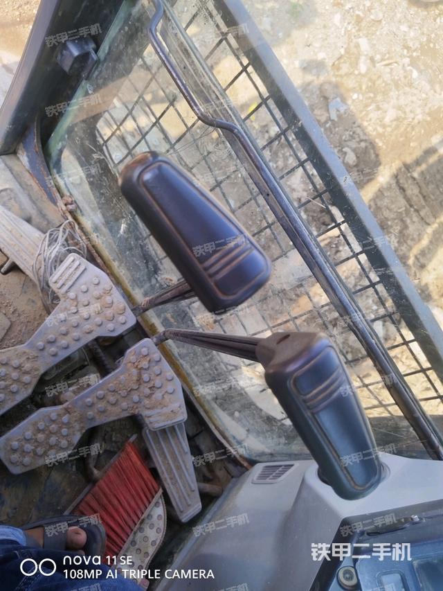 行走控制手柄和踏板 俯拍（驾驶室部分）