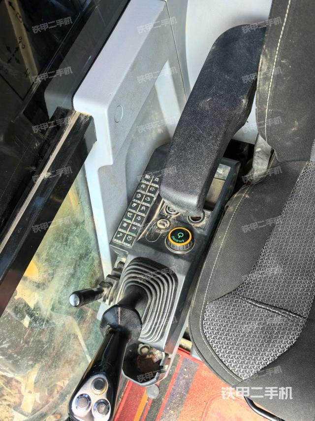 座椅右側控制臺/鑰匙門/油門/含右手柄（駕駛室部分）